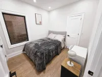 Luxury 4 Bedroom Home Near Downtown with Free Parking - บังกะโล