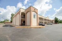 Hotel O Daylight Inn Elkhart I-90, IN - Parkplatz