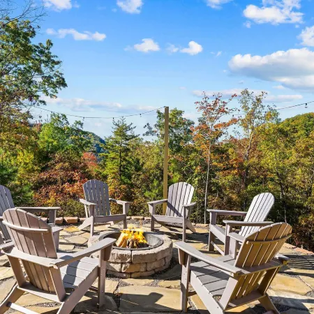 5B/4B Luxe Cabin w/ Hot Tub, Firepit & Game Room