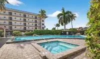 Beautiful Relaxing, Waterside Views! Walking Distance, Elevator,Garage, Pool&Spa