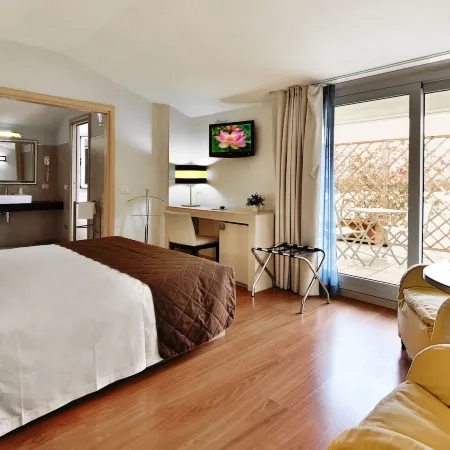 Regal Hotel & Apartments