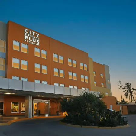 City Express Plus by Marriott Cabo San Lucas Отели рядом с достопримечательностью «Пляж Медано»