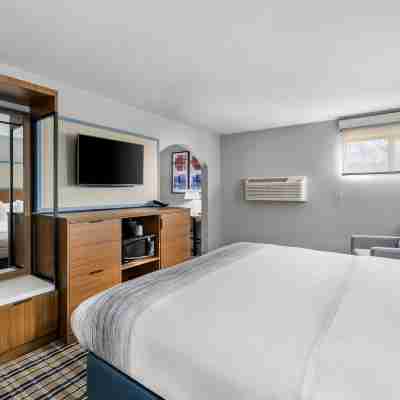 AmericInn by Wyndham Delafield Rooms
