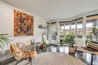 Executive Lake Washington Stay with Dock Access - Boutique