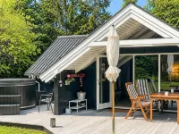 Bright Cottage with Hot Tub