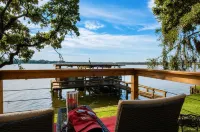 Romantic Lakefront Retreat: Hot Tub, Private Deck, Screened Porch, Dock & Kayaks - Homestays
