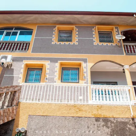 Odza, Modern Apartment, 3 Bedrooms, Private Parking