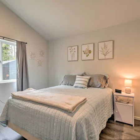Cozy Cottage on the Coast Near Downtown Westport!