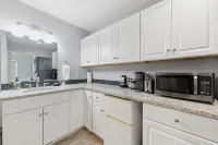 Cozy Queen, Private Bathroom and Entryway - Condos