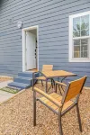 Cozy Queen, Private Bathroom and Entryway - Condos