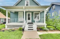 Walk to Nightlife District! Omaha Benson Bungalow - Homestays