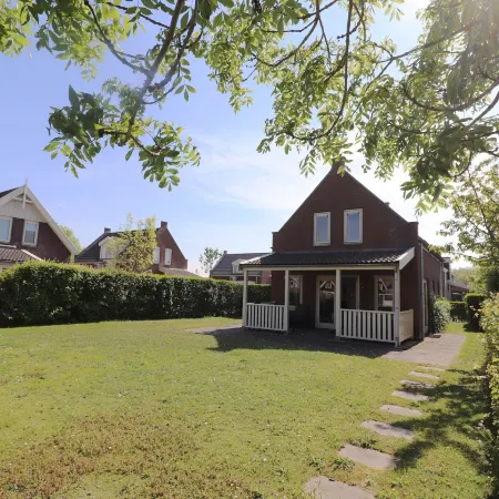 Bungalow by Water Near Rotterdam Hoteles en Simonshaven