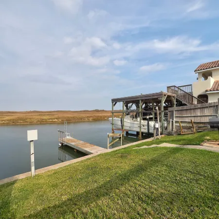 Waterfront Condo 1 Block to Beach Pool Access