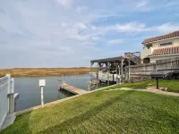 Waterfront Condo 1 Block to Beach Pool Access - WiFi