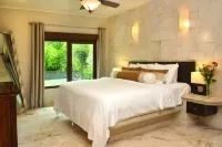 El Taj Oceanfront and Beachside Condo Hotel - Airport Shuttle