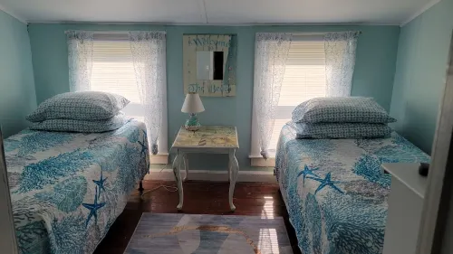 Single Family Beach Home steps away from the beautiful Sylvan Beach - Wifi