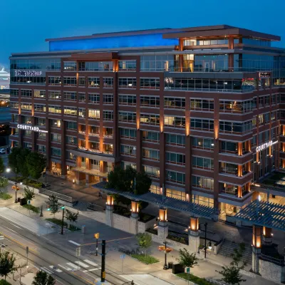 Courtyard Buffalo Downtown/Canalside Отели рядом с достопримечательностью «Стадион «Кибэнк-центр»»