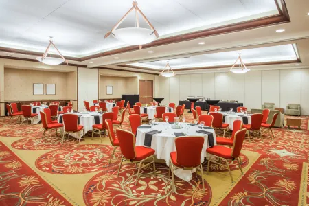 Sonesta Milwaukee West Wauwatosa Отели рядом с достопримечательностью «Time Square Watch Shop»