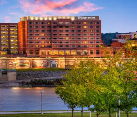 Embassy Suites by Hilton Cincinnati RiverCenter Отели рядом с достопримечательностью «Парк Деву»