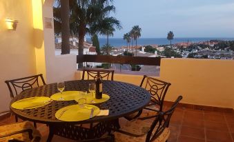 Modern 2 Bed ,2 Bathroom Refurbished Apartment , Outstanding Sea and Golf Views