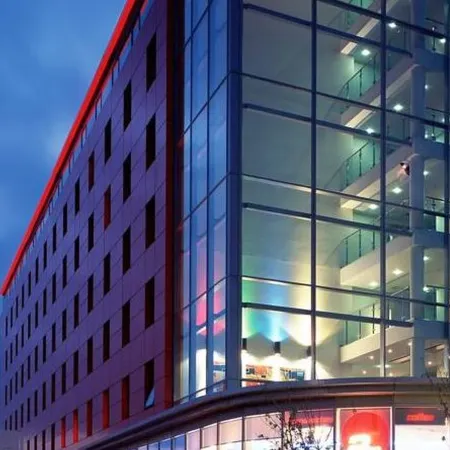 Holiday Inn LONDON - WEST by IHG Отели рядом с достопримечательностью «Стадион «Туикенем»»