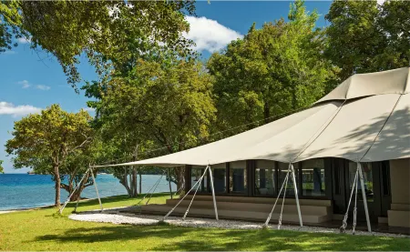 Amanwana Отели в г. Labuan Aji