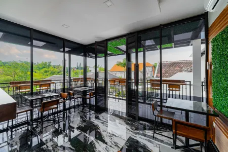 Tree Homestay Mitra RedDoorz Отели в г. Sukun