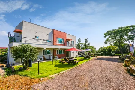 Jeju Osaekgyul Cheheom Pension Отели рядом с достопримечательностью «Dolgeobugi Suseok Bakmulkwan»