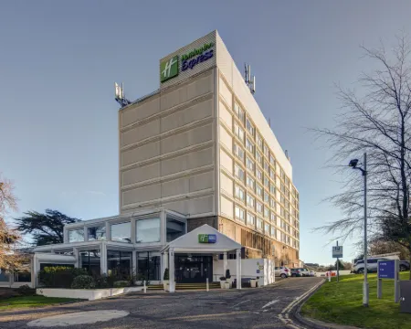 โรงแรม Holiday Inn Express Edinburgh City West บาย IHG โรงแรมในเอดินบะระ