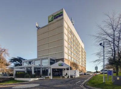 Holiday Inn Express Edinburgh - City West Hôtels à proximité de : The Genius of Architecture