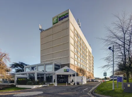 Holiday Inn Express Edinburgh - City West Отели рядом с достопримечательностью «Университет Эдинбург»