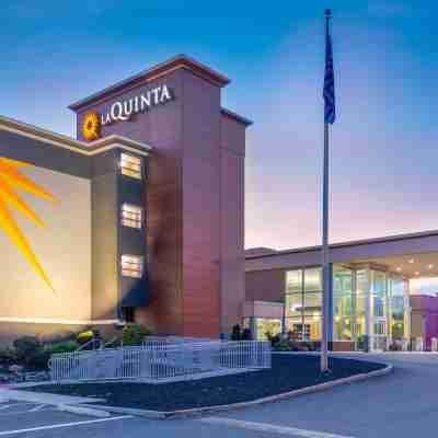 La Quinta Inn & Suites by Wyndham Clifton/Rutherford Hotel Exterior