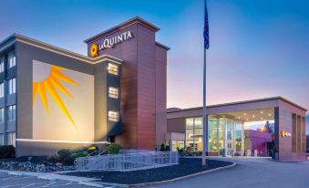 La Quinta Inn & Suites by Wyndham Clifton/Rutherford