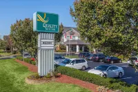 Quality Suites Pineville - Charlotte - parking