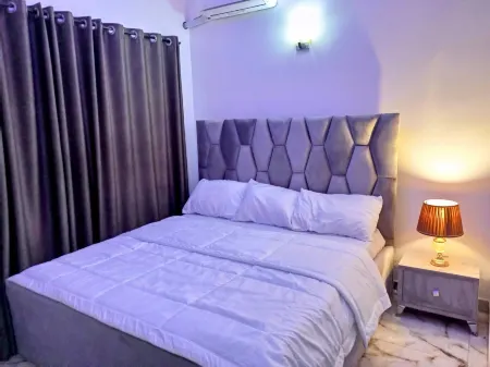 Lovely 2-Bedroom Serviced Apartment with a Balcony Отели рядом с достопримечательностью «Терминал аэропорта Абуджа Ннамди Азикиве»