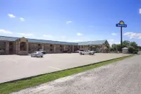 Days Inn by Wyndham Conway - parking