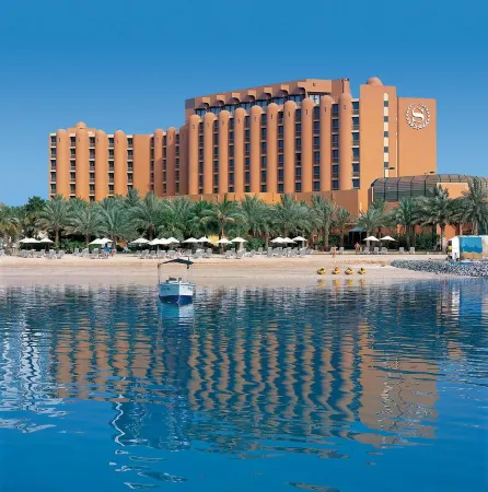 Sheraton Abu Dhabi Hotel & Resort Отели рядом с достопримечательностью «Khalifa University Extension»