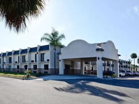 Days Inn & Suites by Wyndham Tampa near Ybor City