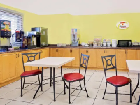 Super 8 by Wyndham Sturgeon Bay Hotels in Door County