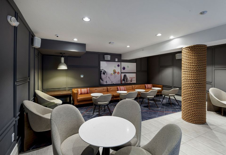 엑시엄 호텔 내부 카페 또는 편의시설