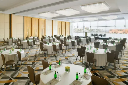 Crowne Plaza Jeddah Al Salam Отели рядом с достопримечательностью «Al Rahmah Mosque»