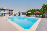 Days Inn & Suites by Wyndham St. Ignace Lakefront - Beach