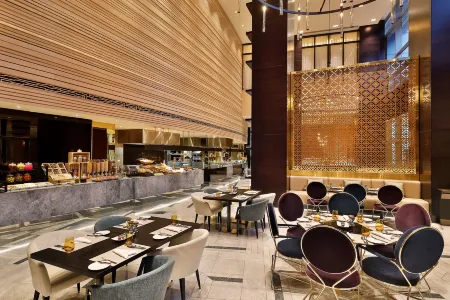 AlRayyan Hotel Doha, Curio Collection by Hilton
