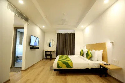 The Roseman Hotel & Suites Gaur Central Mall附近的飯店