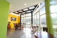 Flower Say Homestay - parking