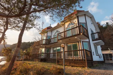 Hongcheon Vivaldi Castle Pension Отели рядом с достопримечательностью «Palbongsan Tourist Site»