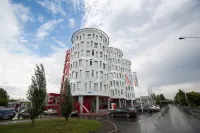 Олимп-Плаза Отели рядом с достопримечательностью «Памятник Погибшим Шахтерам»