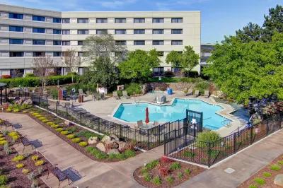 DoubleTree by Hilton Pleasanton at the Club Отели рядом с достопримечательностью «Парк Вал Виста»