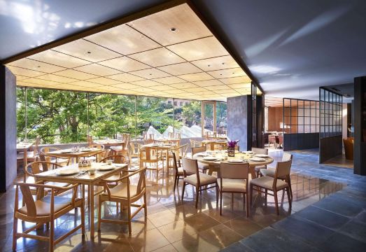 힐튼 도쿄의 고급스러운 로비 이미지