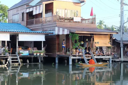 Baan Pitumata Amphawa Отели рядом с достопримечательностью «Wat Bang Khae Noi»